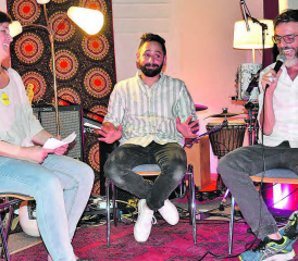 Stellte Fragen zu Karriere und Zukunft an beide «Trommler»: Manuela Holliger, Philipp Schmid und Dani Hächler. (Bild: aw.)