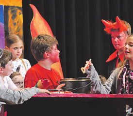 Der Teufel konnte es nicht fassen: Die Lehrer übernahmen nicht nur den Kochlöffel, sondern gleich das ganze Kommando. (Bilder: EP.)