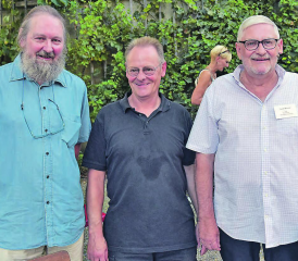 Kurz vor der ausverkauften Premiere des «So(h)retaler T(r)äumli» wirkten sie entspannt: (v.l.) Autor Peter Weingartner, Regisseur Beat Erni und Produktionsleiter Ruedi Maurer. (Bilder aw.)