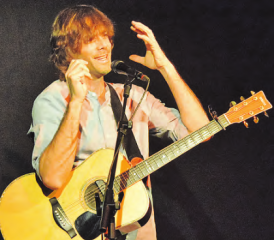 Adrian Stern der Publikumsliebling: Er steht stets in engem,fast familiärem Kontakt mit den Anwesenden und erfüllt gerne auch persönliche Wünsche. (Bilder: st.)