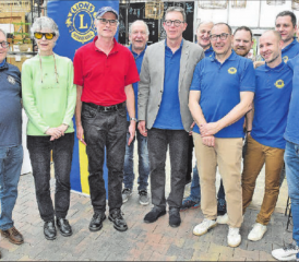 Nach der symbolischen Scheckübergabe: Walter Keller, Susanne Hüsser, Ulrich Heitzmann, Rolf Märki, Rolf Buchser, Werner Briner, Daniel Frey, Pascal Bolliger, Mathias Baumberger, Patrick Grundmann und Ivo Signer von links.