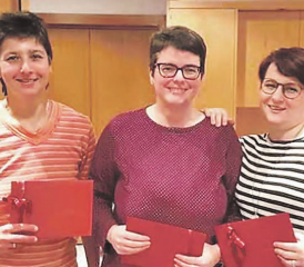 Seit zehn Jahren im Samariterverein: (v.li.) Die Jubilarinnen Tamara Gautschi, Karin Hauri und Fanny Bolliger. (Bild: zVg.)