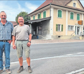 Zwei der fünf letzten Milchlieferanten bei der Sammelstelle der Chäsi Muhen, Hansueli Lüscher (links) und Jürg Lüscher. (Bild: Kaspar Flückiger)