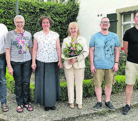 Willkommensbild anlässlich der Kirchgemeindeversammlung (v.l.): Pfarrer Daniel Hintermann, die per Ende Juni pensionierte Pfarrerin Rosemarie Müller, Pfarrerin Dörte Gebhard, die neu gewählte Pfarrerin Christine Bürk sowie Jugendarbeiter Marcel Hauri und Pfarrer Beat Müller. (Bild: zVg.)