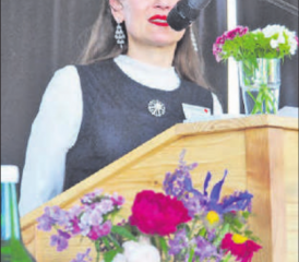 Regula Kiechle: Die Geschäftsführerin des SRK Kanton Aargau, erzählt Geschichten über die Jahre seit der Gründung bis in die heutige Zeit der Hilfsorganisation. (Bild:zVg.)