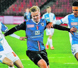 Fussballer bei der Arbeit: Aaraus Mats Hammerich (Mitte) hat gegen Aleksandar Cvetkovic (r.) und Dominik Schmid alle Hände voll zu tun. (Bild: Sarah Rölli)