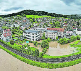 Aus luftiger Höhe: Im Vordergrund die «Entlastungsrille» vor dem WSB-Damm, in der Mitte das ebenfalls überflutete Gebiet des eigentlichen Suhrelaufs bei der Kesslerstrasse. (Drohnenbild: Hannes Kirchhof)