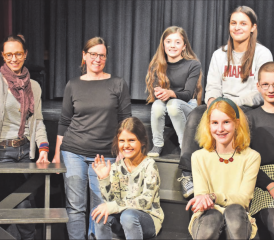 Zu Besuch im neuen Theaterspielclub im Reinacher TaB: Betriebsleiterin und Kulturvermittlerin Andrea Zielinski,Theaterpädagogin Simone Stephan mit dem Theaternachwuchs Lia, Emma (hinten), Hanna, Nina und Selma (vorne). (Bilder: hg.)