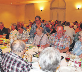 Stimmungsvoll: Vizeammann Jacqueline Widmer überreicht den Jubilarinnen und Jubilaren eine süsse Erinnerung an den geselligen Abend. (Bilder: grh)