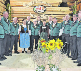 Singt in seinen neuen Kleidern das Jodellied «Sommerjutz»: Der Jodlerklub Echo Reitnau im tannengrünen Mutz. (Bild aw.)