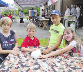 Immer wieder ein Anziehungspunkt: Die Kinder freuen sich, einmal ein junges Kaninchen streicheln zu dürfen. (Bilder: moha.)