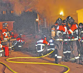 Personenrettung haben erste Priorität: Atemschutz- und Löschgruppe machten sich parat. (Bilder: aw.)