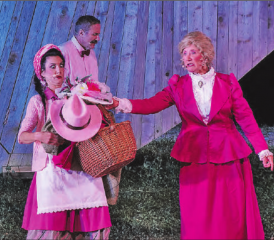 Sorgt mit ihrer Mimik und Gestik für Begeisterung: Trudle (links) bringt alle zum Lachen.