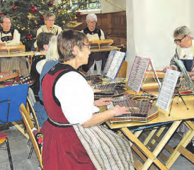 Hannis Gruppen: Mit Zither und Gitarrenbegleitung unterhielten sie das Publikum mit eher leisen, aber eindrücklichen Tönen. (Bild: Frieda Steffen)