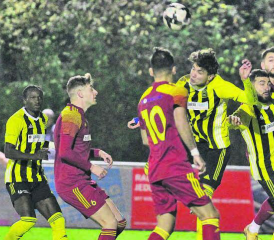 Es «herbschtelet» auf der Rütimatten. Jennys Hügi (6) und Kürsat Kiybar (10) müssen den Ball dem kopfballstarken Astrit Kryeziu überlassen. (Bild: Otto Lüscher)