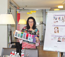 Eltern-Träff bei der Raiffeisenbank in Gränichen: Katja Lehner erklärt den anwesenden Eltern das Prinzip der 24 Farbtypen. (Bild: zVg.)