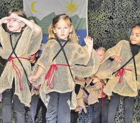 Mit tollen Ideen, mitreissenden Tanzeinlagen, turnerischen Höhepunkten und mit jeder Menge guter Laune zündete der Satus Gränichen seine diesjährige Turnshow unter dem Titel «Eine (fast) wahre Geschichte». (Bilder: aw.)