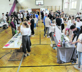 Blick in die Alte Turnhalle Schöftland: Insgesamt besuchten 230 Schülerinnen und Schüler den Lehrstellenparcours. (Bilder: rc.)