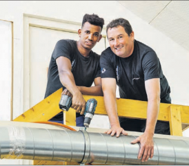 Erfolgreiche Integration in den Arbeitsmarkt: Dani Zimmerli (rechts), Leiter Unterhalt bei der Robert Ott AG in Seon ist sehr zufrieden mit Merih Okube. (Bild: zVg.)