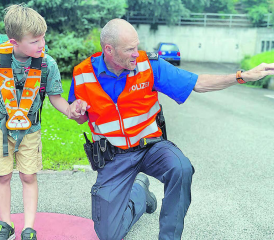 Zum Schuljahresbeginn sind die Aargauer Regionalpolizeien im Rahmen ihrer traditionellen Präventionskampagne auf den Schulwegen wieder vermehrt präsent. (Bild: zVg.)