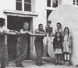 Bild aus längst vergangenen Tagen: Die ehemalige Ölmühle an der Wyna in Reinach. (Bild: zVg.)