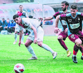 Unaufhaltsam: Der FC Aarau gewinnt in Bellinzona das vierte Spiel in Folge − auch Milot Avdyli lässt sich nicht zurückhalten. (Bild: Sarah Rölli)