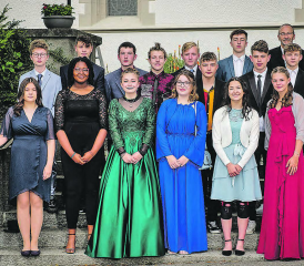 Aller guter Dinge sind drei: An drei Sonntagen wurden in der reformieren Kirche Reinach Konfirmationen gefeiert. Im Bild alle 15 Konfirmanden vereint. (Bild: psi.)