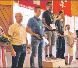 Die Sieger des Schützenkönigsausstichs: Auf dem Podest (v.li) Marco Lüscher, 2. Platz (SG Leutwil); Sascha Dünki, 1. Platz; und Christian Gerber, 3. Platz. (Bild: zVg.)