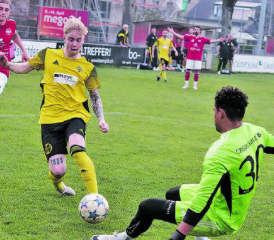 Schneller als der Gegner: Manuel Peter setzte sich gleich mehrfach in Szene und steuerte drei Tore zum 4:1-Erfolg Gränichens bei. (Bild: Roland Jaus)