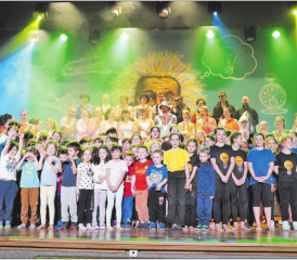 Zeigten, was sie gemeinsam alles können: Die Turnerinnen und Turner der neun verschiedenen Abteilungen des Turnverein Teufenthal stellten für die Turnerabende ein vielfältiges Programm auf die Beine. (Bilder: Melanie Köchli)