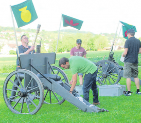 Vorbereitungen zum Schuss! Fleissige «Böllerschützen» an der Arbeit.