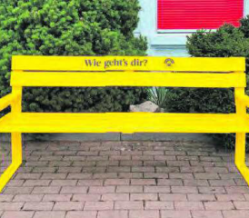 Die Sitzbank in fröhlichem Gelb ist eine Aktion des Kantons Luzern. (Bild: zVg)