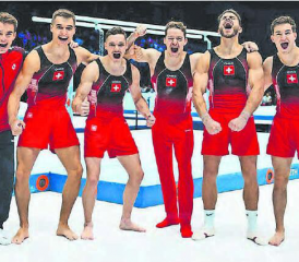 Grosse Freude beim Schweizer Team nach dem Wettkampf und der Qualifikation für Olympia – darunter der Uerkner Florian Langenegger (2.v.l.) und der Lüpuer Christian Baumann (4.v.l.). (Bild: Janis Fasser/STV)