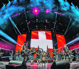 Ein grosser Moment: «The Clan», zusammen mit «Gotthard» im Hallenstadion. Im Stück «Eye of the Tiger» fanden musikalische Welten zueinander. (Bilder: zVg.)