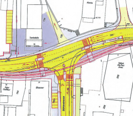 Die Skizze zeigt den Böhler-Knoten mit «T-Kreuzung» und Ampeln: Tankstelle, Kirchenmauer und Gemeindehaus in der oberen Häfte des Bildes setzten räumliche Grenzen. Für eine voll ausgebaute T-Kreuzung stehen sind im Weg. (Bild: Kanton Aargau)