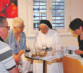 Lange Gespräche: Die Rickenbacherinnen und Rickenbacher genossen den lauen Abend mit langen Gesprächen über die Geschehnisse im Dorf. (Bilder: jap.)