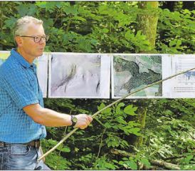 Die Hitze wird zur Plage: Förster Marcel Hablützel zeigt in einer Tabelle Erschreckendes zu den steigenden Temperaturen der letzten Jahre. (Bild: moha.)