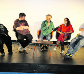 Podiumsgespräch zum Abschluss: (v.l.) Darsteller Fredi Senn und Remo Beuggert wurden von Theaterchef Clo Bisaz und Marita Jablonski von der Stiftung Lebenshilfe befragt. Ganz rechts Regieassistent Stefan Endewardt.