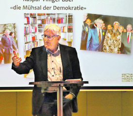 Redegewandt und locker zog alt Bundesrat Kaspar Villiger sein Publikum im Pfarrsaal Rickenbach in den Bann. (Bilder: uke)