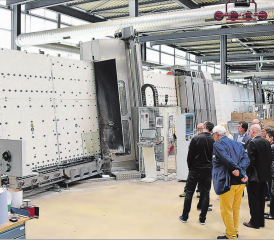 Der Verband aargauSüd lud zum Besuch in der Firma Glas Trösch in Oberkulm: Am Anfang ist das Glas, am Ende der langen «Strasse» ist das Dreifach-Isolierglas versandfertig. (Bilder: mars.)
