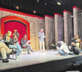 Ein Tag in einer anderen künstlerischen Welt: Der Jugendchor zu Gast bei der Theatergesellschaft Beinwil am See