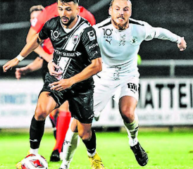 Valon Fazliu wird immer stärker und trifft zum 1:0. In dieser Szene wird er von Yverdon-Spieler Brian Beyer verfolgt. (Bild: Sarah Rölli)