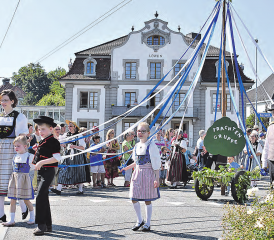 Gab ein herrliches Bild ab: Die Trachtengruppe vor der Kulisse des Löwen. (Bilder hg.)