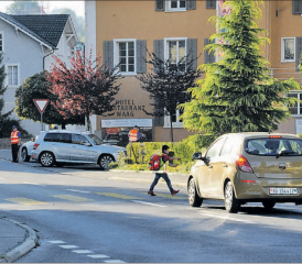 Sichtbare Präsenz an gefährlichen Kreuzungen und Strassenübergängen: Die Regional- und Kantonspolizeien im Aargau starten am kommenden Montag ihre Präventivaktion. (Bild: pd.)