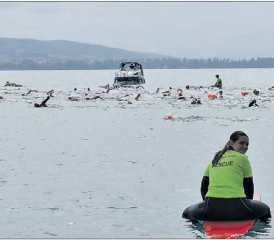 Begleitet von Rettungsschwimmern und Booten machte sich das Schwimmerfeld auf in Richtung Seerose Meisterschwanden. (Bilder: hg.)