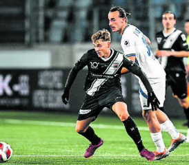 Verteidiger unter sich: Aaraus Bastien Conus (vorne) im Zweikampf mit dem Gränicher in Lausanner Diensten, Raoul Giger. (Bild: Sarah Rölli)