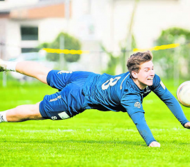 Silvan Bisig im Einsatz: Zum Saisonstart gab es einen Sieg gegen Elgg-Ettenhausen und eine Niederlage gegen Neuenhof. (Bild: Elias Beck/zVg.)