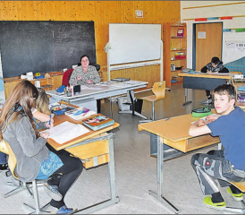 Unterrichtete zehn Schülern Französisch: Lehrperson Haike Bohn am Tag der offenen Tür der Tagesschule Wannenhof in Wiliberg. (Bild: aw.)