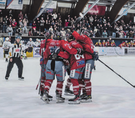 Hockey Reinach bejubelt das historische Tor von Jann Amstutz gegen den EHC Basel.
