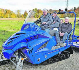 Die Freude ist gross: Die Pistenpräparatoren Beat Buchwalder (Präsident), Bernhard Aeschbach (Vorstandsmitglied) und Willi Maurer v. l. testen das neue Pistenfahrzeug auf noch schneelosem Boden, im Hintergrund Landeigentümer Werner Müller, der sein Ackerland in den Wintermonaten für den Loipenbetrieb zur Verfügung stellt. (Bild: aw.)